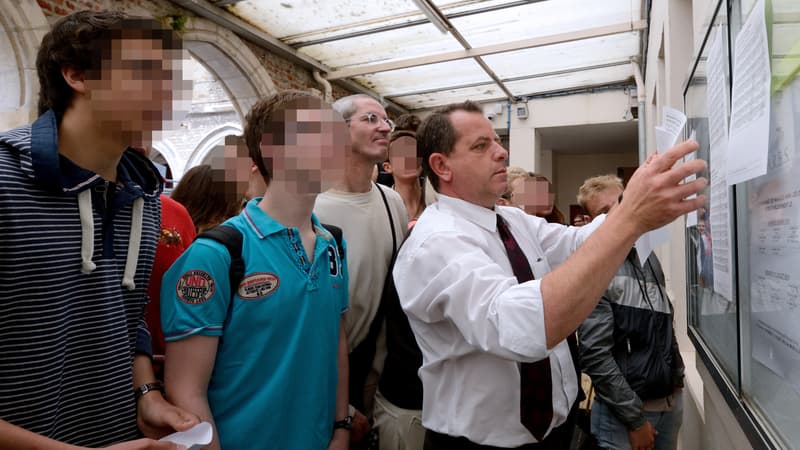 Des candidats scrutent les tableaux des résultats du baccalauréat, en 2013.