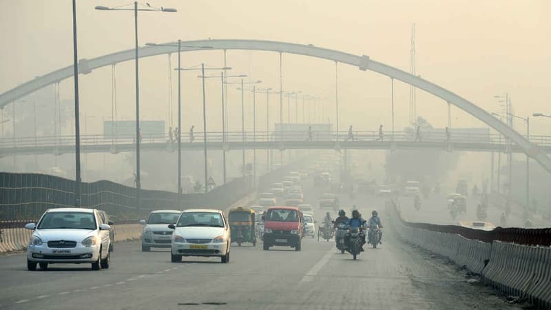 Circulation sur un pont à Delhi - Inde - 20 octobre 2015