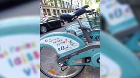 Des autocollants anti-avortement placardés sur des Vélib' de Paris dans la nuit du mercredi 24 au jeudi 25 mai 2023.