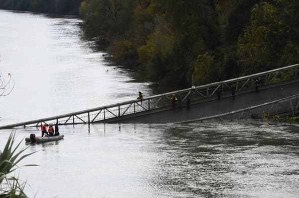 Le pont suspendu s'est effondré ce lundi matin. Le pont suspendu s'est effondré ce lundi matin.