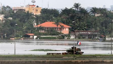 Un char français à Abidjan, mardi. Le président sortant ivoirien Laurent Gbagbo tente de négocier sa reddition tandis que la situation est plus calme à Abidjan et que la Cour pénale internationale (CPI) souhaite enquêter sur les atrocités commises dans le