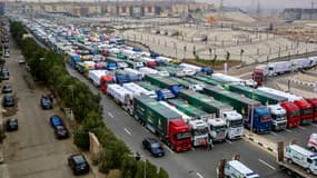 Des camions d'aide humanitaire destinée à Gaza stationnent près du Caire en Egypte, le 26 janvier 2025