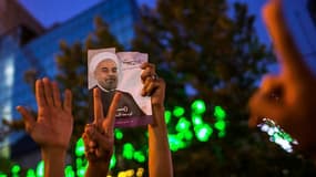 Partisans de Hassan Rohani célébrant l'annonce de sa victoire à la présidentielle iranienne, samedi à Téhéran. Ce dignitaire religieux "modéré" s'est gardé de tout triomphalisme après sa victoire surprise dès le premier tour du scrutin et il a prévenu dim