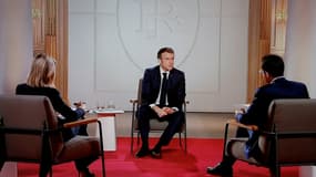 Le président Emmanuel Macron lors d'un entretien diffusé sur TF1 et LCI le 15 décembre 2021