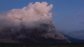 Le mont Semeru crachant de la fumée le 4 décembre 2022