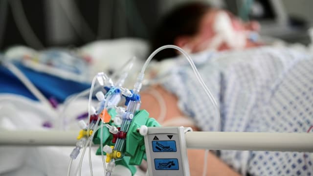 Une patiente atteint du Covid-19 est allongée à l'hopital Pasteur à Colmar, dans l'est de la France, le 22 avril 2021