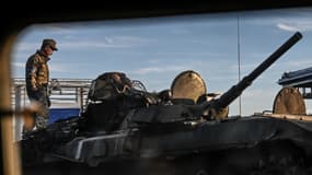 Un combattant ukrainien se tient sur le sommet d'un char à Kharkiv, le 9 septembre 2022, alors que la Russie envahit l'Ukraine.
