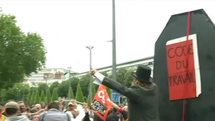 En tête du cortège à Nantes, le classique cercueil. En tête du cortège à Nantes, le classique cercueil.