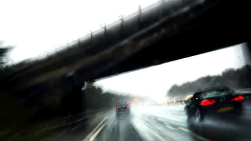 La vitesse excessive est un des facteurs de la mortalité sur les routes.