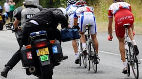 Une moto suiveuse derrière des coureurs