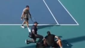 Harold Mayot s'enquiert de l'état de santé de son adversaire et compatriote Arthur Cazaux après son malaise en qualifications du Masters 1000 de Miami, le 18 mars 2024