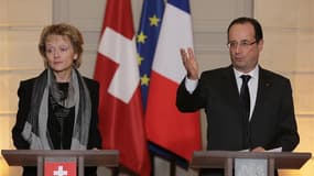 Après un entretien avec la présidente de la Confédération suisse, Eveline Widmer-Schlumpf, François Hollande a prévenu qu'il n'y aurait pas d'amnistie fiscale dans le cadre d'un possible accord sur le secret bancaire avec la Suisse. /Photo prise le 7 déce