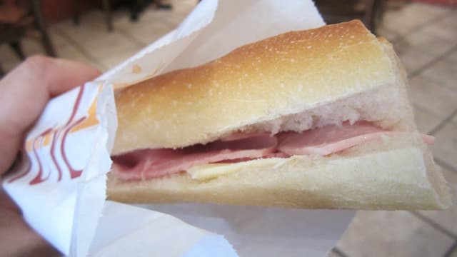 Pour plus de 9 sandwichs industriels sur 10, la mention de l'origine de la viande manque,