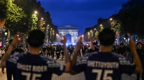 Des supporters du Paris Saint-Germain célèbrent la victoire du PSG lors de la finale de la Ligue des champions de l'UEFA entre le Paris Saint-Germain (PSG) et l'Inter Milan à Munich, sur l'avenue des Champs-Élysées à Paris, le 31 mai 2025.