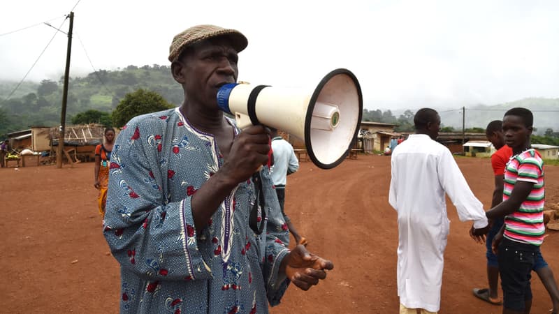 Un homme dispense des conseils sanitaires dans un village du Liberia, pour freiner la progression de l'Ebola.