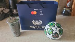 Un morceau de pelouse de l'Allianz Arena pour l'éternité après le sacre du PSG en Ligue des champions, le 31 mai 2025