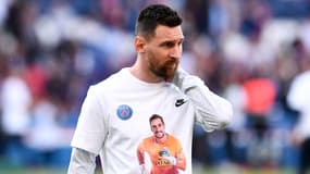 Lionel Messi avec un tee-shirt de soutien à Sergio Rico avant son dernier match avec le PSG, 3 juin 2023