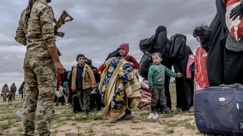 Image d'illustration - Enfants devant un soldat kurde, après avoir quitté l'État Islamique, le 27 février 2019 dans la province de Deir Ezzor, en Syrie.