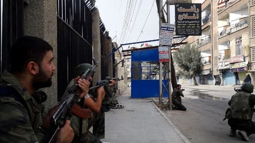 Des soldats syriens en position dans la ville d'Harasta, en novembre dernier, pour affronter des rebelles.