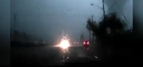 Un automobiliste fonce droit vers une tornade 