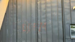 La porte de la prison Toulon - La Fardèle a été visée par des tirs d'arme à feu.