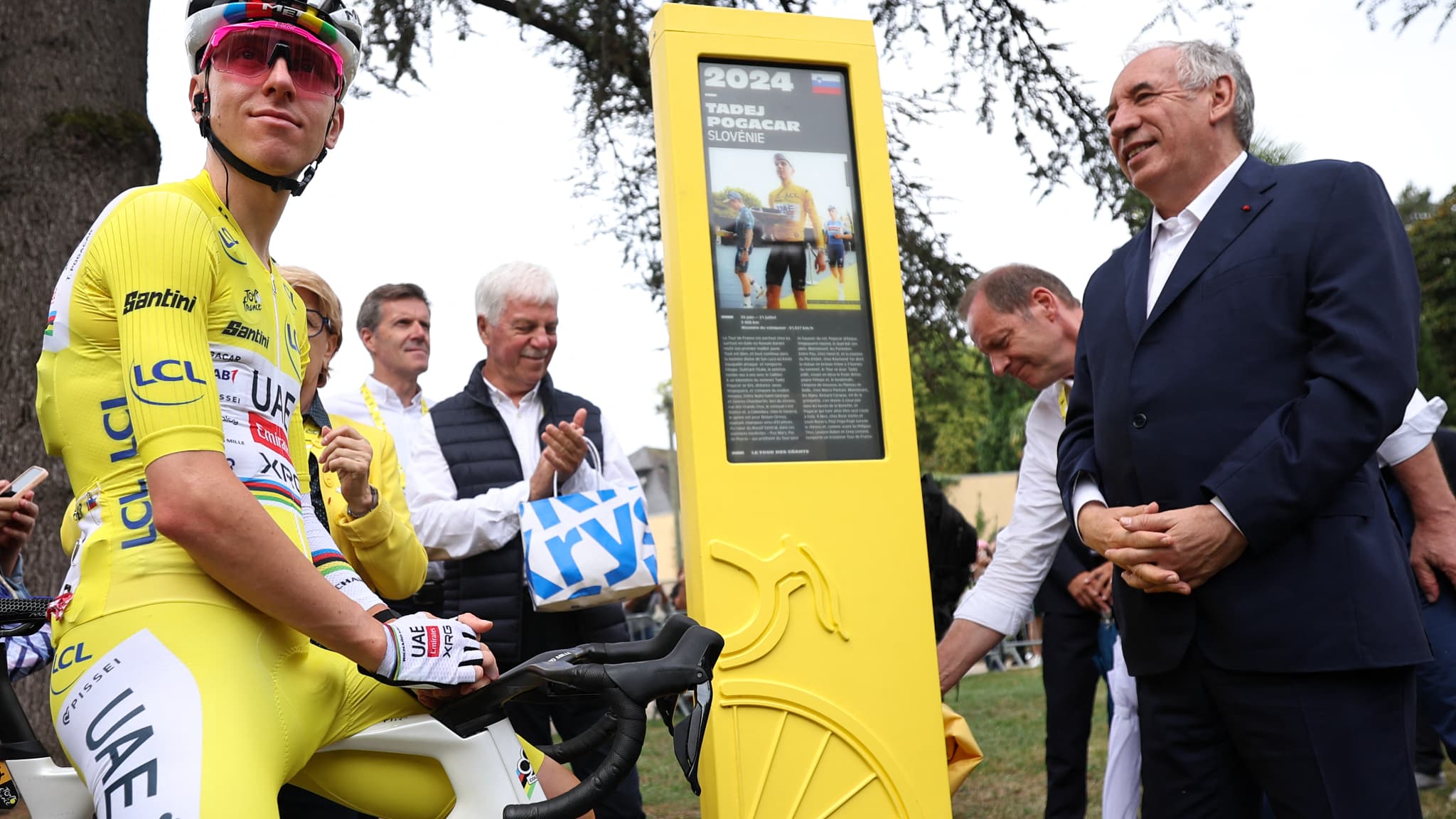 Tadej Pogacar et François Bayrou, le 19 juillet 2025 à Pau