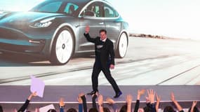 Elon Musk, à l'usine Tesla de Shanghai, début janvier 2020.