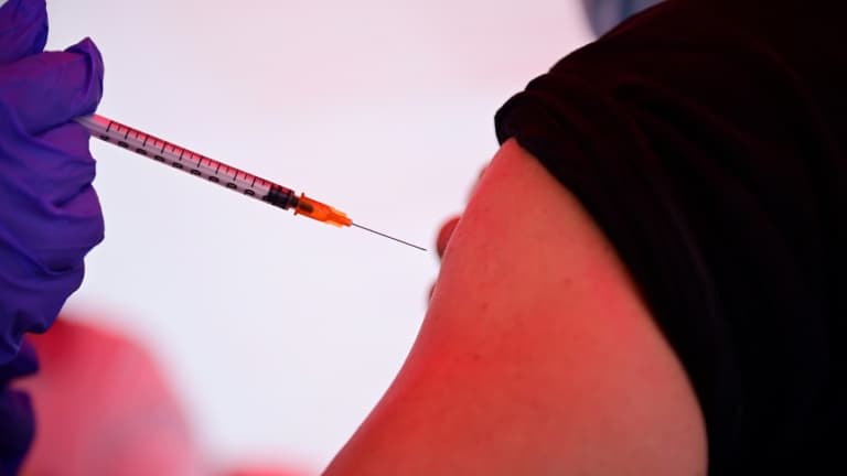 La place de la République à Paris accueille pour quelques jours un centre de vaccination contre le Covid-19, qui cible en priorité les coursiers franciliens le 29 juin 2021