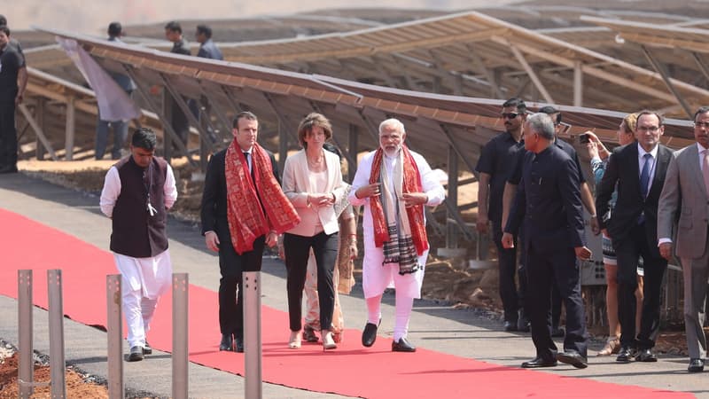 Les dirigeants français et indiens inaugurent une centrale de panneaux photovoltaïques de 100 MW à Mirzapur, à 50 kilomètres à l'ouest de Varanasi, construite par le groupe français Engie.