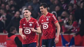 Les Lillois Romain Perraud et Aissa Mandi pendant un match en décembre 2025