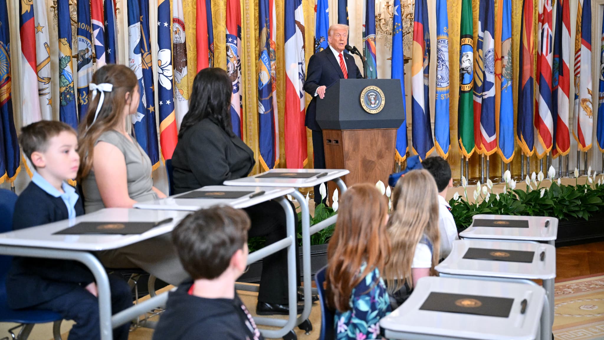 Le président américain Donald Trump s'exprime lors d'un événement sur l'éducation et signe des décrets dans la salle Est de la Maison Blanche à Washington, DC, le 20 mars 2025.