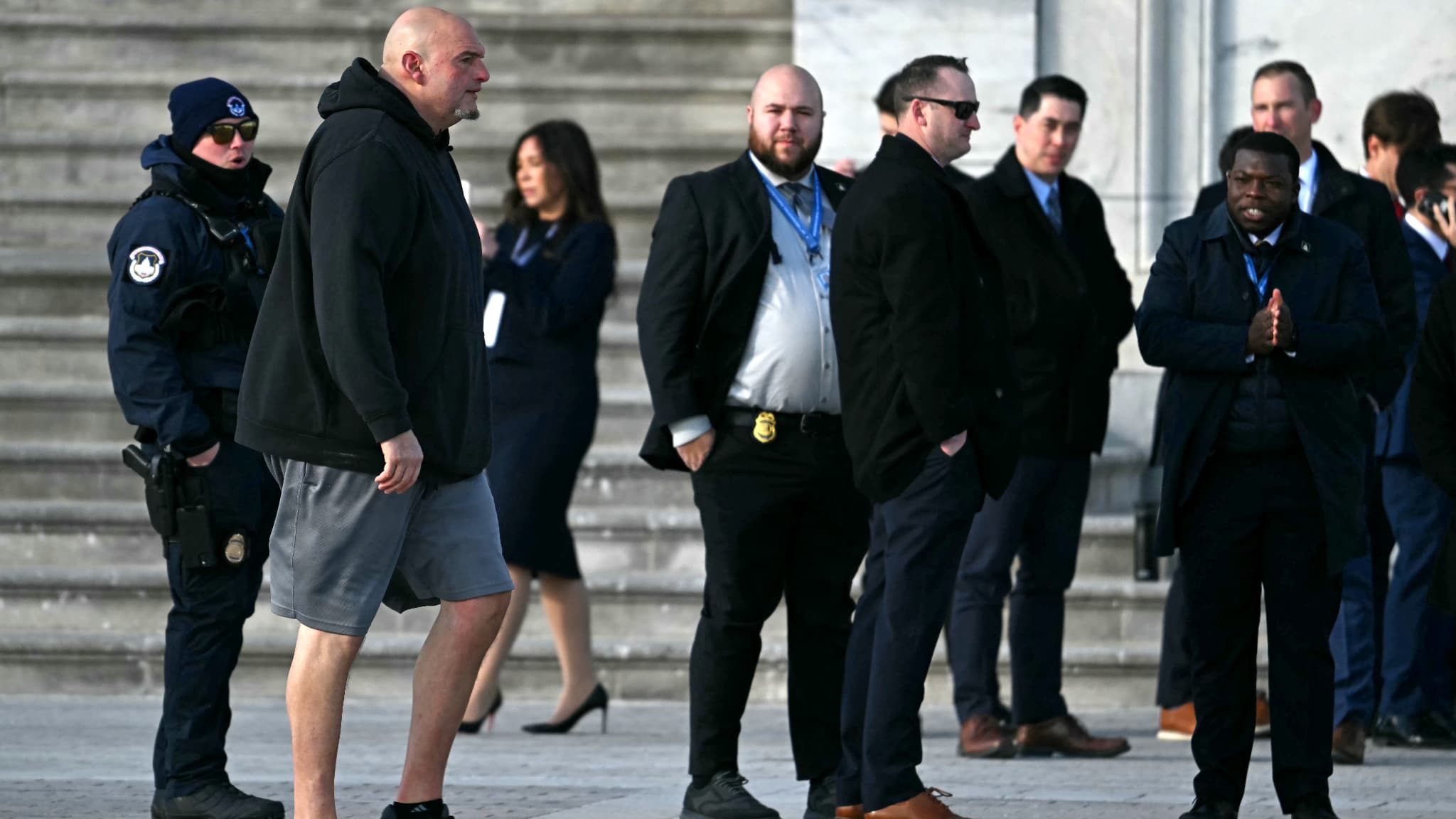 Le sénateur américain John Fetterman arrive à la cérémonie d'investiture où Donald Trump a prêté serment en tant que 47e président des États-Unis dans la rotonde du Capitole à Washington, DC, le 20 janvier 2025.