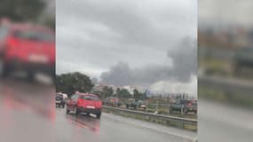 Un feu s'est déclaré dans l'après-midi de ce lundi 4 décembre 2023, dans un entrepôt de stockage à Vitrolles