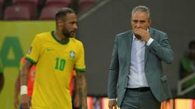 Le sélectionneur du Brésil Tite discute avec Neymar, lors du match contre le Pérou, comptant pour les qualifications pour le Mondial 2022 au Qatar, le 9 septembre 2021 à Recife