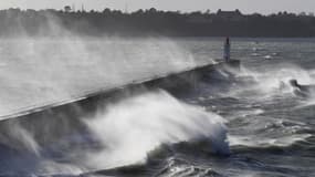 D'importantes vagues près d'un phare de Saint-Malo, le 27 décembre 2017. 