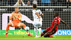 Alassane Pléa face à Manuel Neuer, le 13 août 2021