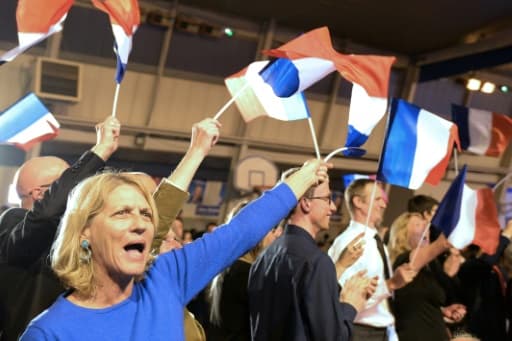 Des partisans de Marion Marechal Le Pen fêtent les résultats du premier tour au pontet le 6 décembre 2015 Des partisans de Marion Marechal Le Pen fêtent les résultats du premier tour au pontet le 6 décembre 2015