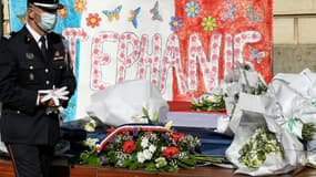 Un policier rend hommage à Stéphanie Monfermé, lors d'une cérémonie organisée devant l'hôtel de ville de Rambouillet (Yvelines) le 26 avril 2021 