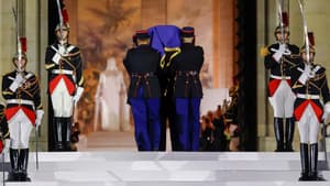 L'entrée du cercueil de Robert Badinter dans le Panthéon ce jeudi 9 octobre.