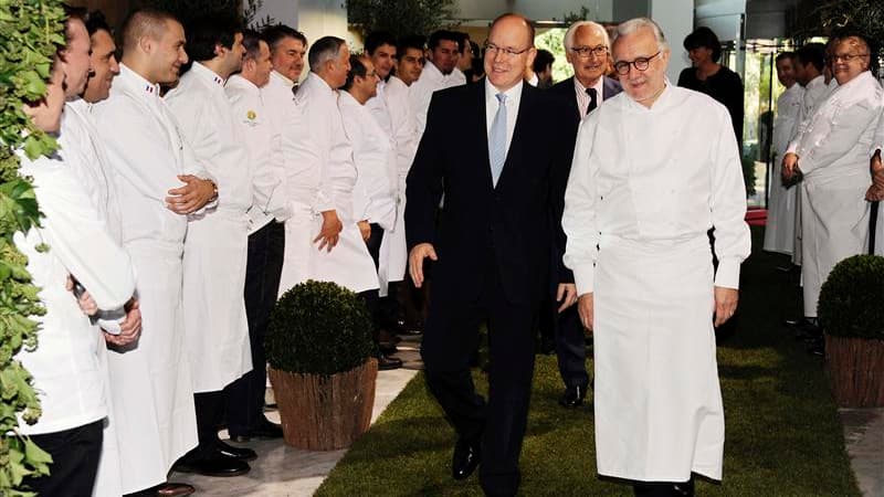 Alain Ducasse (à droite) accompagné du Prince Albert II de Monaco. Venus de 25 pays et représentant 300 étoiles au Guide Michelin, 240 chefs étoilés célèbrent jusqu'à dimanche les 25 ans de règne d'Alain Ducasse à la tête du célèbre restaurant "Louis XV",
