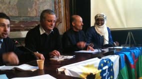 A droite, le représentant du MNLA à Paris, le 25 janvier 2013