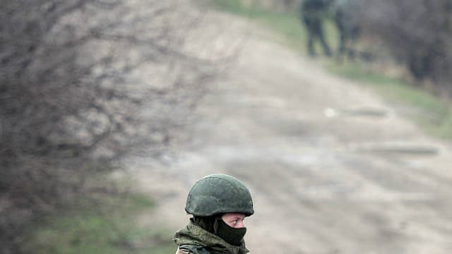 Un soldat russe en patrouille autour d'une unité militaire ukrainienne , près de Simféropol en Crimée en mars 2014.
