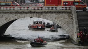 Des pompiers recherchent la plongeuse disparue, le 5 janvier 2018 sur la Seine à Paris. 