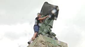 La statue du maréchal Gallieni bâchée symboliquement par des militants 