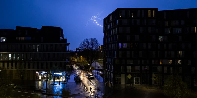 Un éclair lors d'un orage à Lille, dans le nord de la France, le 8 avril 2024.