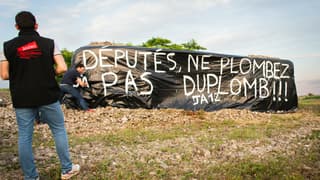 Des agriculteurs du syndicat Jeunes Agriculteurs (JA) manifestent en faveur du projet de loi Duplomb, devant l'aéroport de Rodez, en Aveyron, le 15 mai 2025.