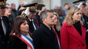 La maire de Paris Anne Hidalgo, le ministre de l'Intérieur Gérald Darmanin et la ministre de la présidente de l'Assemblée Yaël Braun-Pivet, le 7 janvier 2023 à Paris, pour la commémoration des 8 ans de l'attentat de Charlie Hebdo