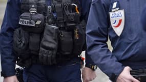 Deux policiers en uniforme (Photo d'illustration).