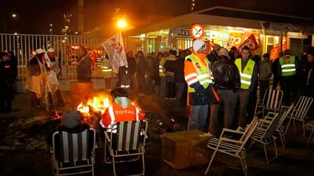 Blocage de la raffinerie de Grandpuits. Un plan d'acheminement de carburant a été mis en place ce mardi matin et il faudra quatre à cinq jours pour que la situation redevienne normale, a annoncé François Fillon. /Photo prise le 19 octobre 2010/REUTERS/Ben