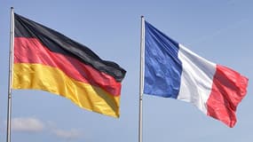Les drapeaux allemands et français (illustration)